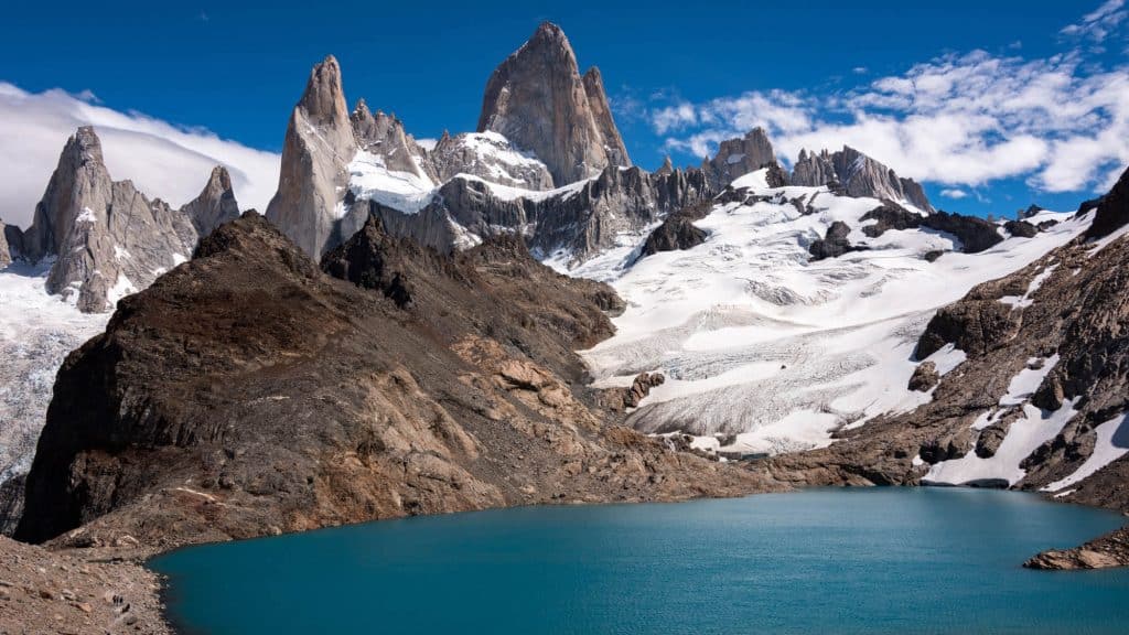 El Cerro Fitz Roy junto a la laguna Los Tres en El Chaltén