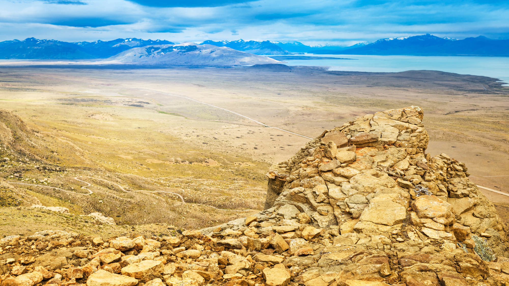 Vista Balcones de El Calafate con la estepa patagónico, el lago y las montañas