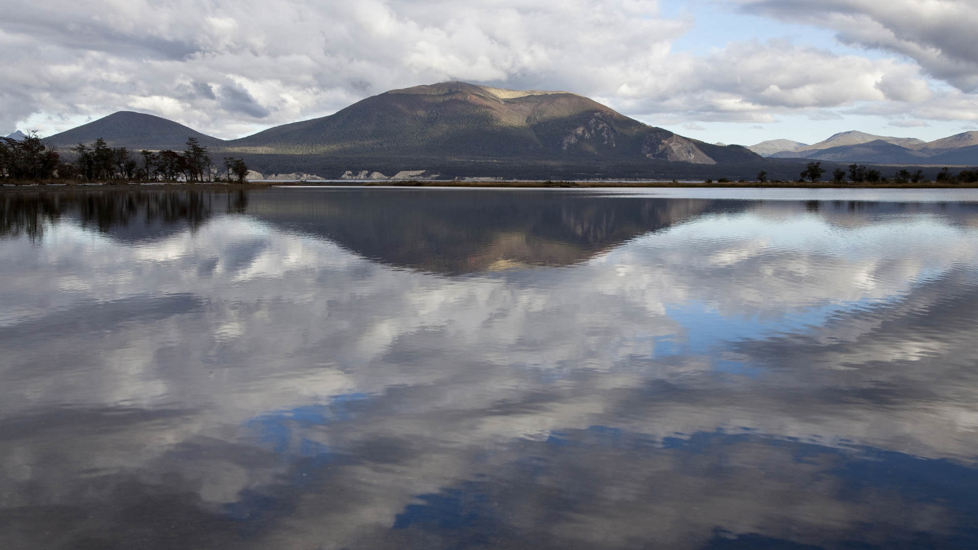 Reflejo de las montañas en el lago Fagnano en Ushuaia
