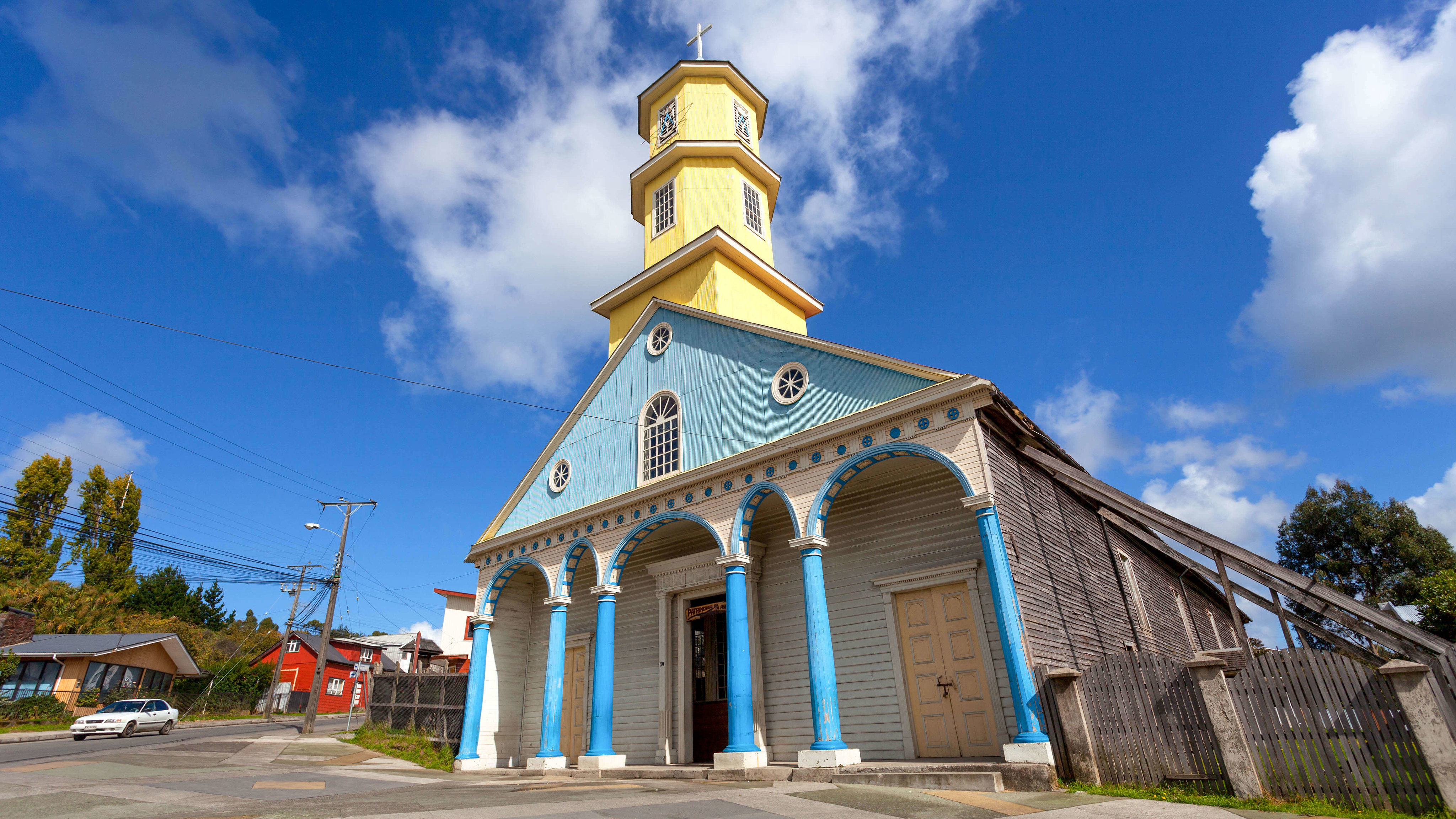 Iglesia característica de Chiloé construida en madera y colorida