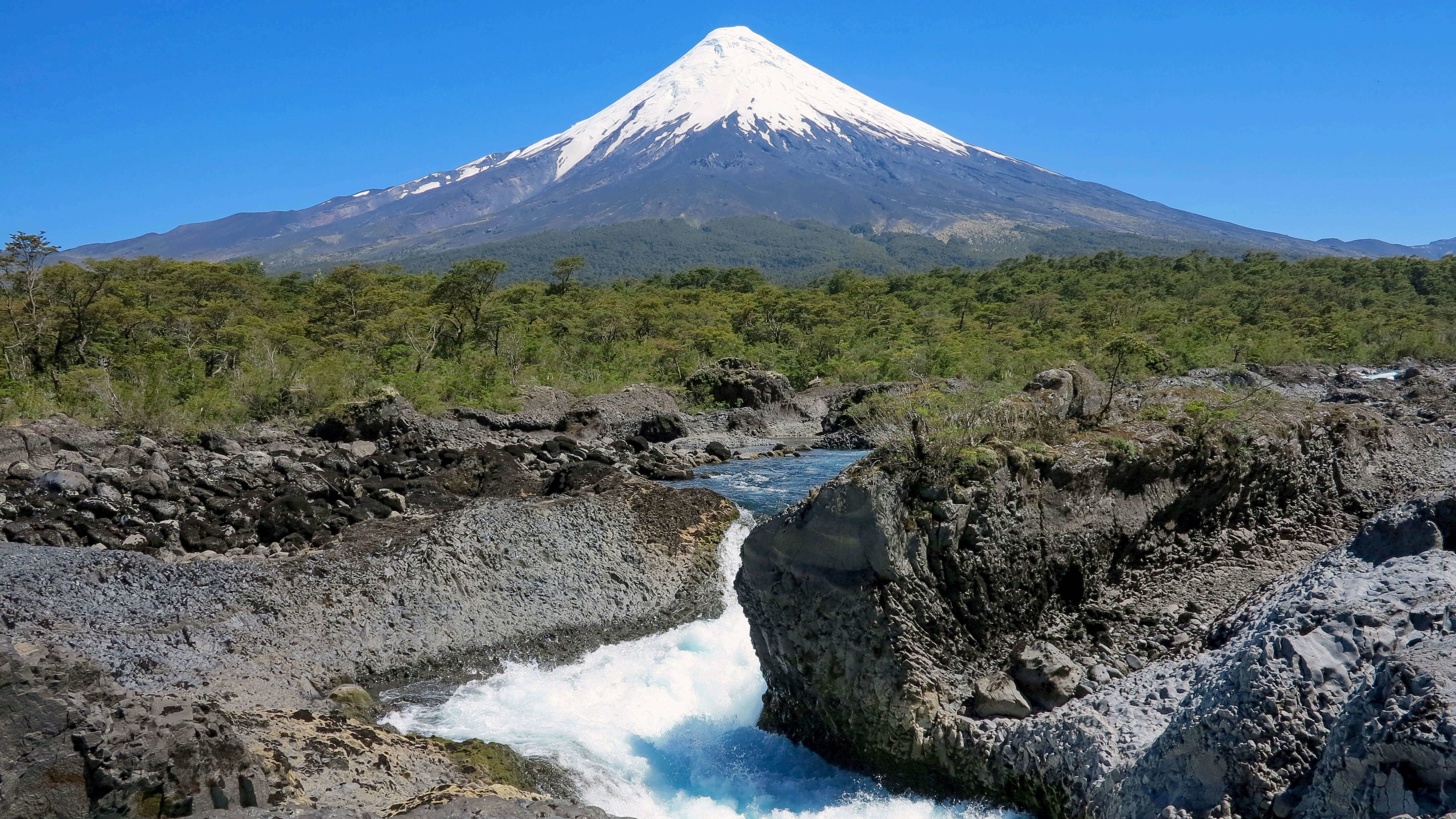 Saltos de Petrohué y volcán Osorno de fondo con su cumbre nevada