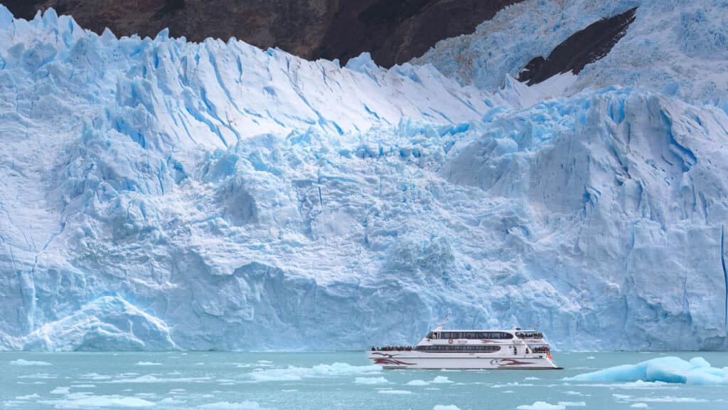 Navegación por los glaciares con el fondo del glaciar Upsala de fondo
