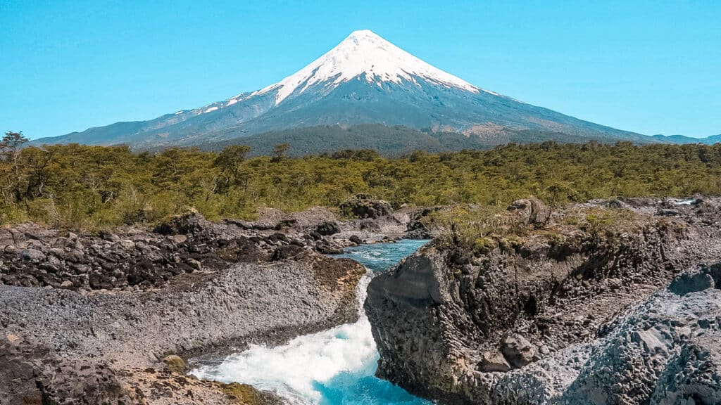 Como llegar a la Patagonia Chilena desde Santiago vía aeropuerto de Puerto Montt para descubrir la silueta del volcán Osorno