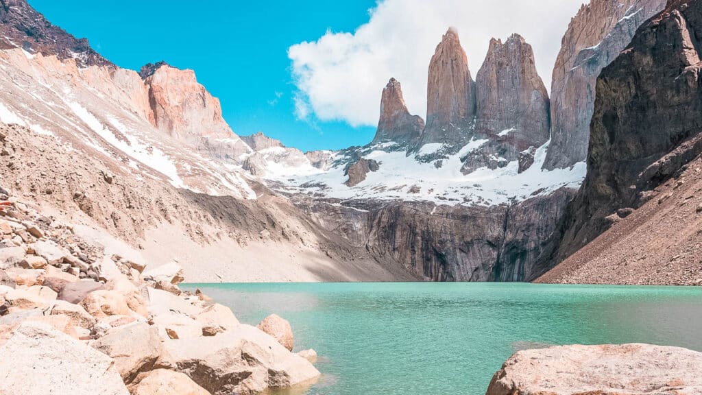 Torres del Paine con sus famosos macizos centrales en forma puntiaguda