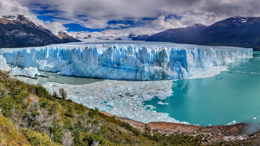 Vista del glaciar Perito Moreno desde las pasarelas de madera en un itinerario en El Calafate en 5 días