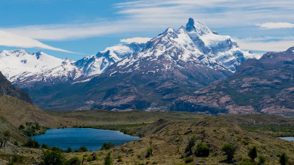 Vista panorámica de lagos y montañas en el camino de estancia cristina