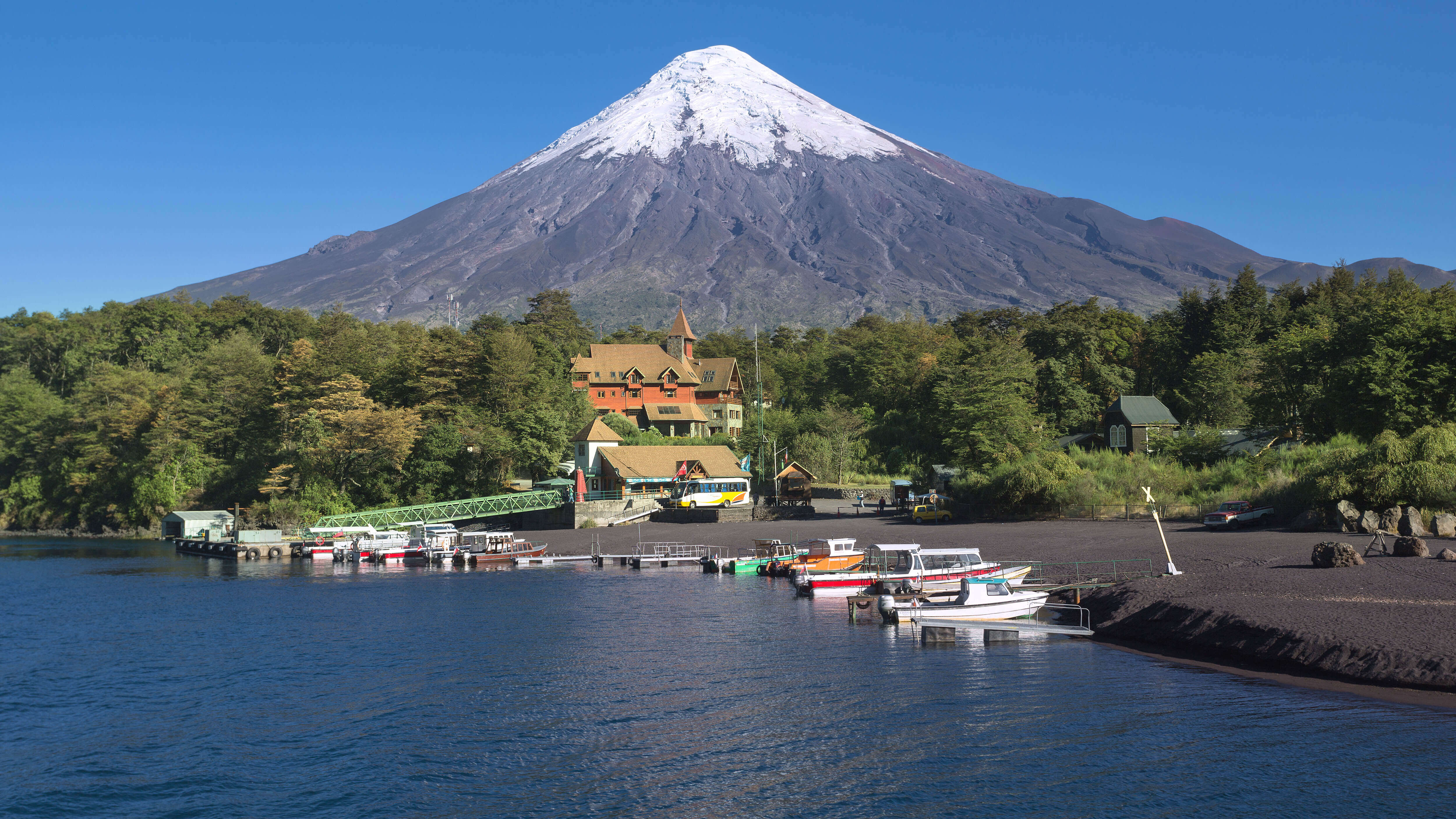 Cumbre nevada del volcán Osorno desde el pueblo de Ensenada